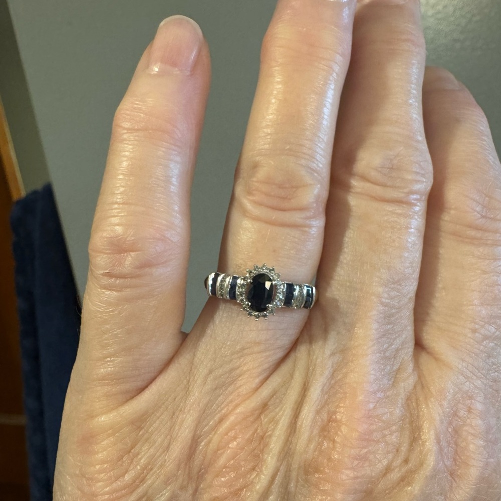 Elegant, oval Sapphire, and diamond ring 14 karat white gold
